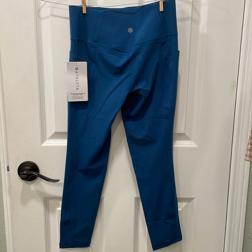 Brand new with tags athleta mid rise salutation stash pocket II 7/8 leggings